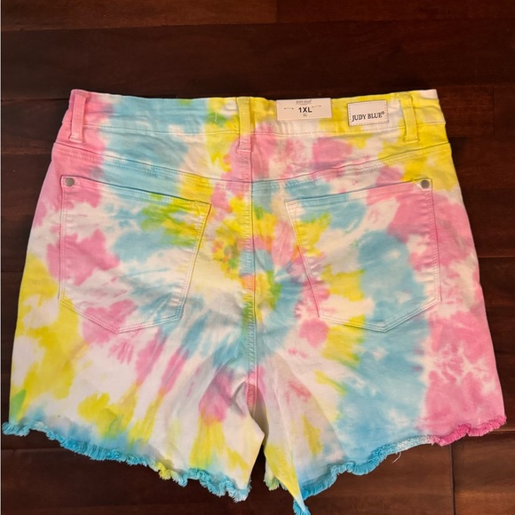 NWT Women’s Judy Blue The Hippie Dippie Tie Dye Psychedelic Shorts 1X Raw Hem - Picture 2 of 3